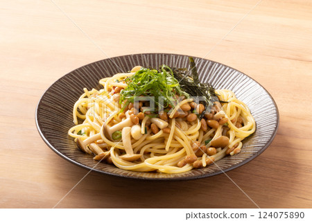 natto pasta 124075890