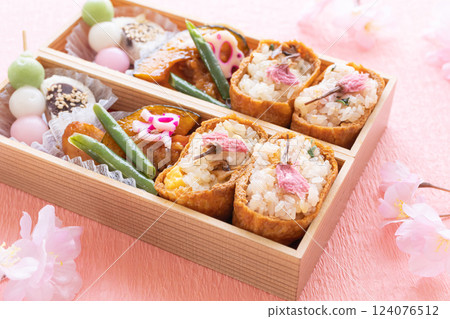 Spring cherry blossom viewing bento and cherry blossoms 124076512