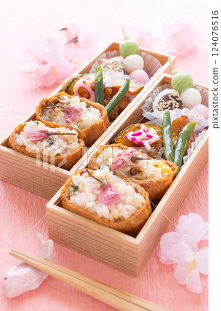 Spring cherry blossom viewing bento and cherry blossoms 124076516