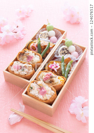 Spring cherry blossom viewing bento and cherry blossoms Spring cherry blossom viewing bento and cherry blossoms 124076517