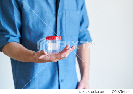 拿著精子收集杯的男人 124076694