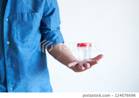 拿著精子收集杯的男人 124076696