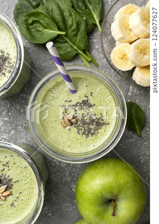 Detox spinach drink with green apple and banana 124077627