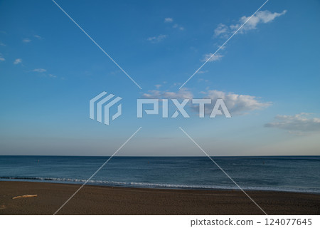 藍天和藍色海和沙灘 藍天和藍色海和沙灘 124077645