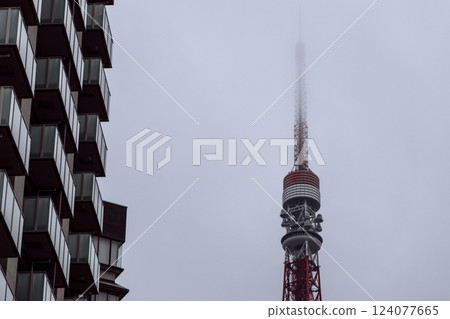 Dense fog envelops the Tokyo skyline softening the contours of Tokyo Tower Dense fog envelops the Tokyo skyline softening the contours of Tokyo Tower 124077665