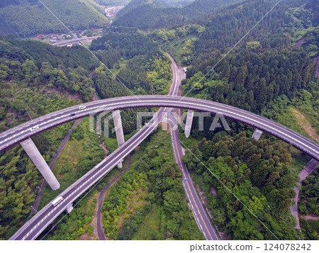 The beautifully arched Mitsuse Loop Bridge - drone aerial photography The beautifully arched Mitsuse Loop Bridge - drone aerial photography 124078242