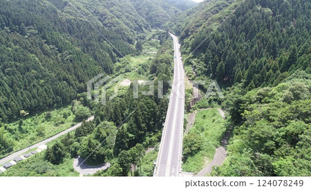穿越背振山脈新綠的收費公路 124078249