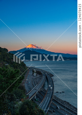 [Shizuoka Prefecture] Mount Fuji as seen from Satta Pass after sunset 124078415