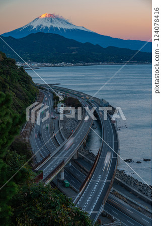 [Shizuoka Prefecture] Mount Fuji as seen from Satta Pass after sunset 124078416