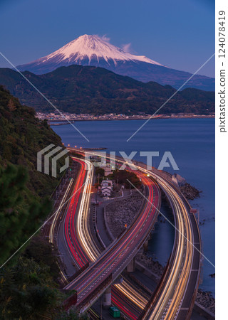 [Shizuoka Prefecture] Mount Fuji as seen from Satta Pass after sunset 124078419