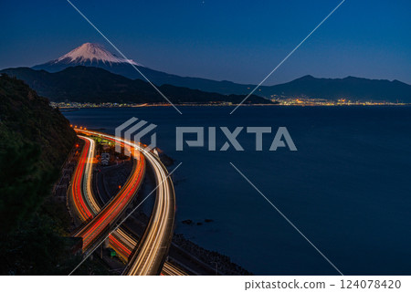 [Shizuoka Prefecture] Mount Fuji as seen from Satta Pass after sunset 124078420