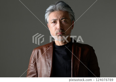 Dandy middle-aged man 124078789