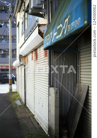Former dry cleaning shop in downtown 124080062