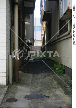 Narrow back alley 124080063