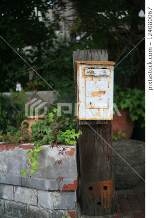 Rusted mailbox Rusted mailbox 124080067