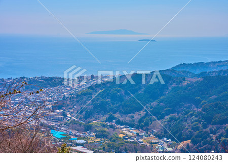 春天從神奈川縣足柄下郡湯河原町幕山望去的東南側景色（湯河原町吉濱、梶谷、中央、初島等） 124080243