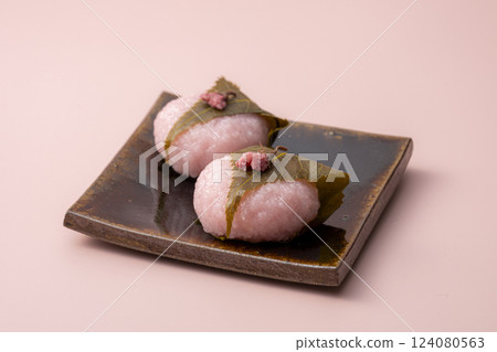 可愛的櫻花色櫻花餅 124080563