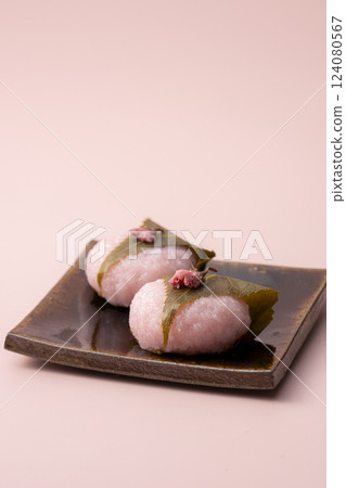Cute cherry blossom-colored sakura mochi 124080567
