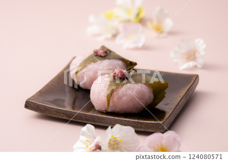 Cute cherry blossom-colored sakura mochi 124080571