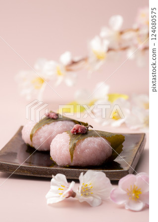 可愛的櫻花色櫻花餅 124080575