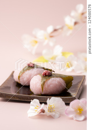 Cute cherry blossom-colored sakura mochi 124080576