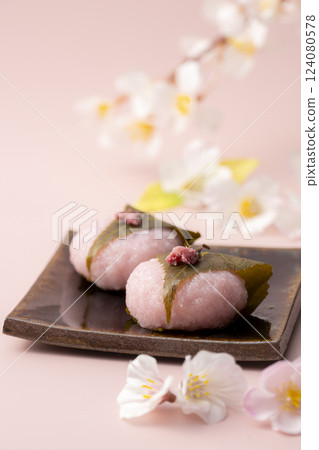 Cute cherry blossom-colored sakura mochi 124080578
