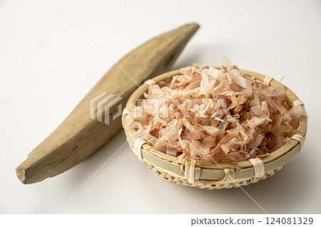 Dried bonito and dried bonito flakes 124081329