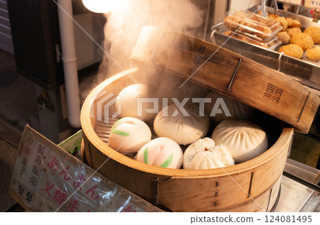 蒸饅頭和蒸籠 124081495