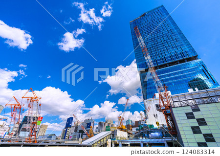 日本東京城市景觀:六台鶴排成一列…「夏日天空」蔓延…告別澀谷站西口…=3月17日 日本東京城市景觀:六台鶴排成一列…「夏日天空」蔓延…告別澀谷站西口…=3月17日 124083314