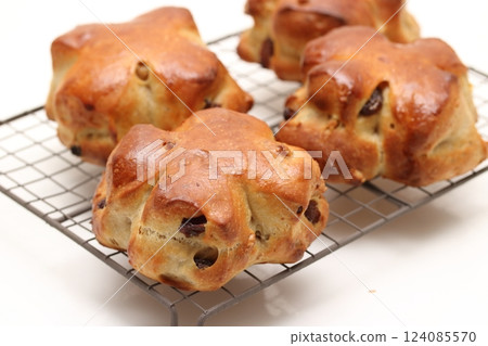 Freshly baked raisin and walnut bread 124085570