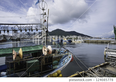 從函館漁港眺望函館山 從函館漁港眺望函館山 124085778