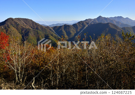 禦坂山的紅葉:從清晨的全景平台眺望的三寶分山和大嶽山 禦坂山的紅葉:從清晨的全景平台眺望的三寶分山和大嶽山 124087225