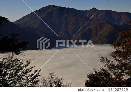 從禦坂山脈的全景平台欣賞天使山脈的秋葉和本棲湖的雲海 從禦坂山脈的全景平台欣賞天使山脈的秋葉和本棲湖的雲海 124087229