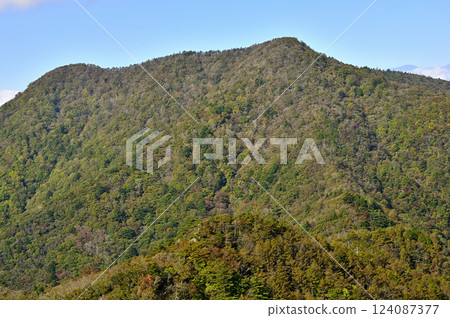 從禦坂山脈的五小山眺望山梨縣百山之一的三法文山山脈 從禦坂山脈的五小山眺望山梨縣百山之一的三法文山山脈 124087377