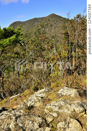 View of Sanpobunzan, one of the 100 famous mountains of Yamanashi, in autumn from Gokoyama in the Misaka Mountains View of Sanpobunzan, one of the 100 famous mountains of Yamanashi, in autumn from Gokoyama in the Misaka Mountains 124087384