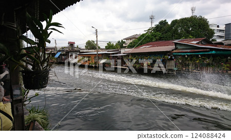 泰國曼谷湄南河遊船上的老房子。 124088424