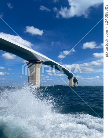 從船上看到的伊良部大橋 124089305