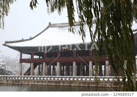 Snow-covered Gyeonghoeru Pavilion and Willows Snow-covered Gyeonghoeru Pavilion and Willows 124089327