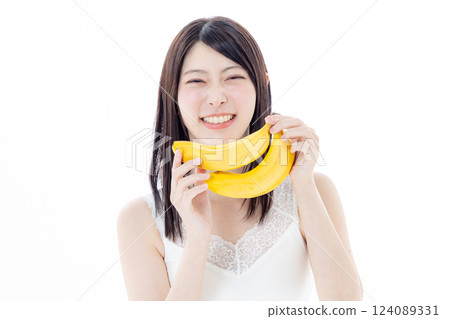 女人手拿水果：香蕉 124089331