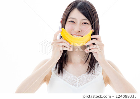 女人手拿水果：香蕉 124089333