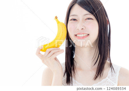 女人手拿水果：香蕉 124089334