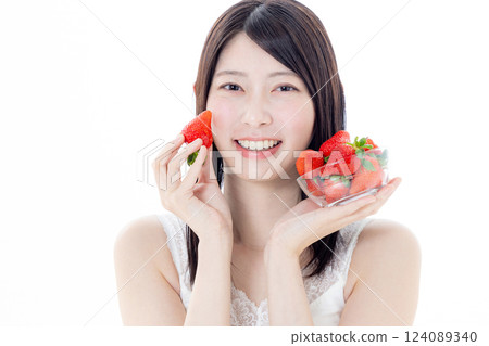 草莓的婦女 124089340