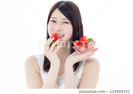 Women with strawberries 124089341