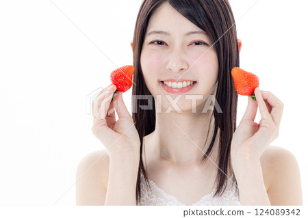 Women with strawberries 124089342