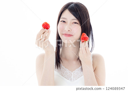 草莓的婦女 124089347