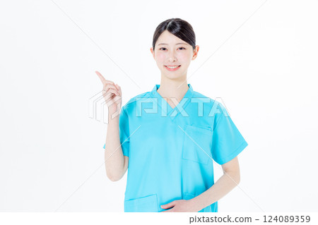 Female doctor in scrub 124089359