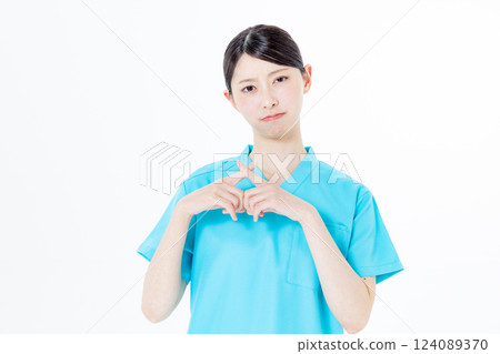 Female doctor in scrub 124089370