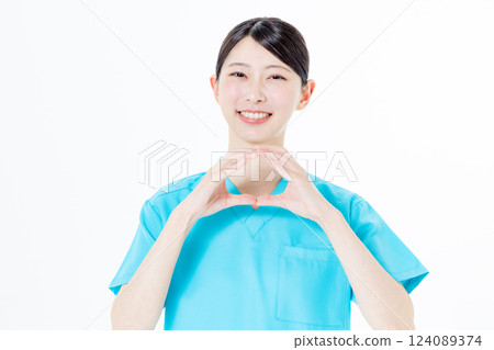 Female doctor in scrub 124089374