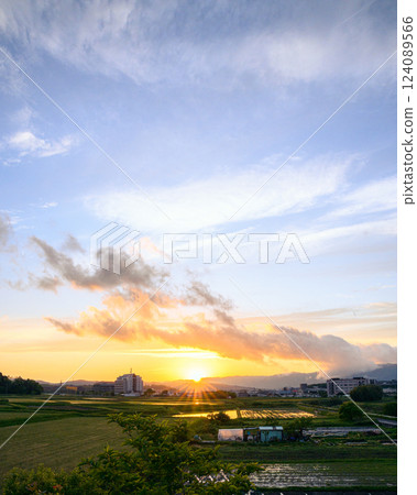 Rural scenery dyed in the setting sun 124089566