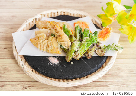 Tarame and bamboo shoot tempura 124089596